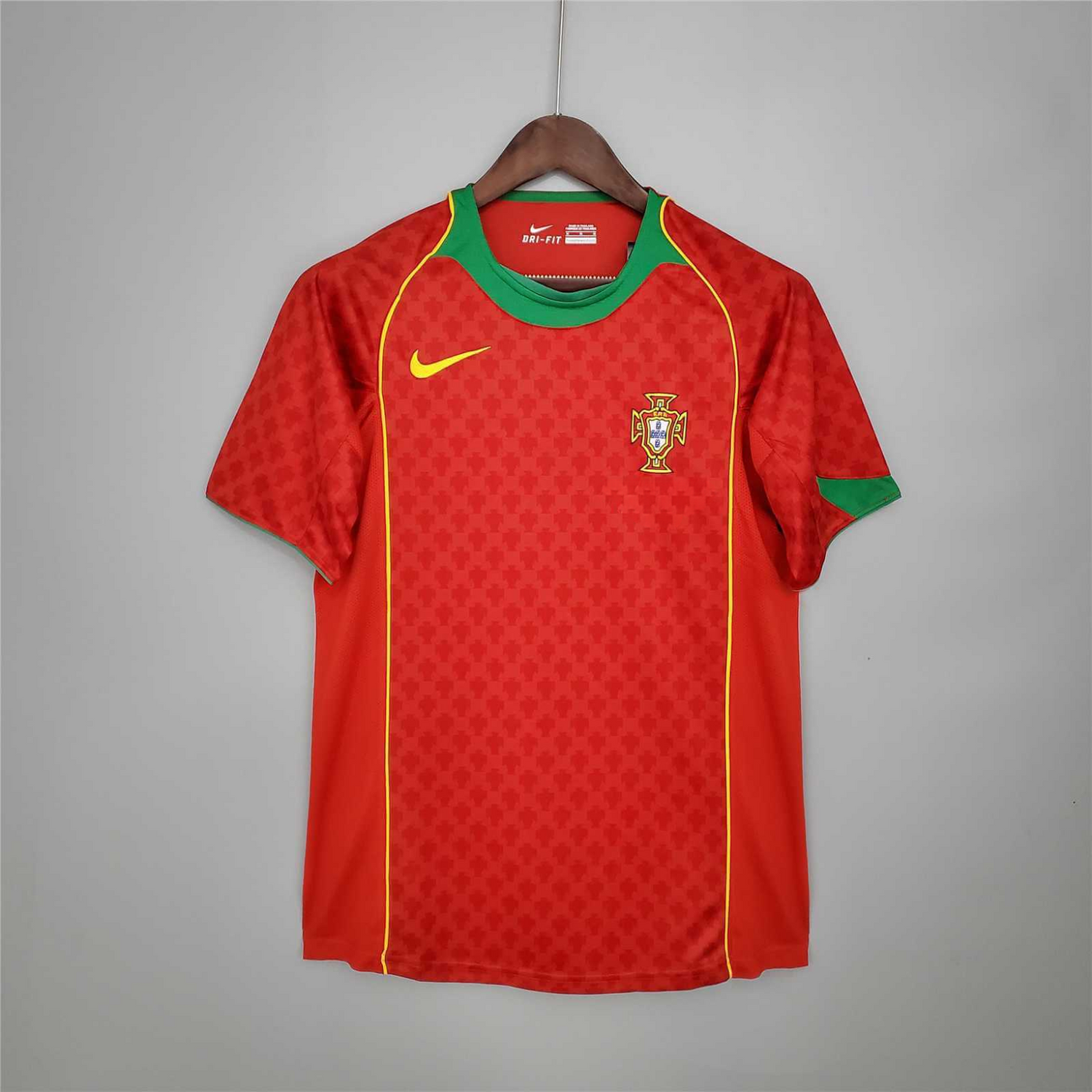 Camiseta local de Portugal 2004